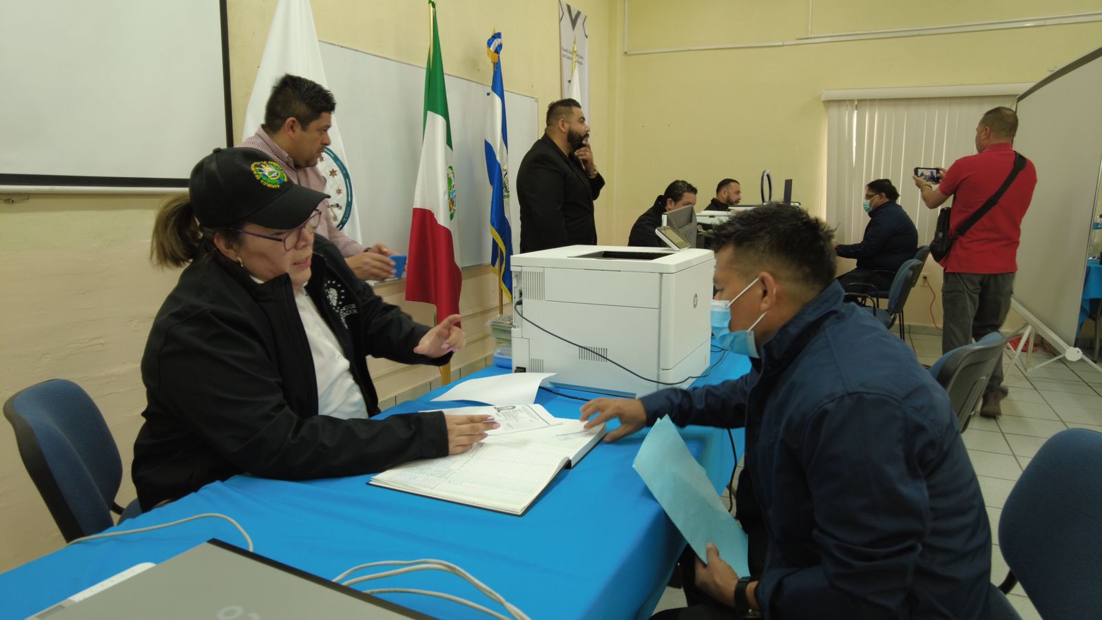 Brinda FGE asesoría a ciudadanos salvadoreños
