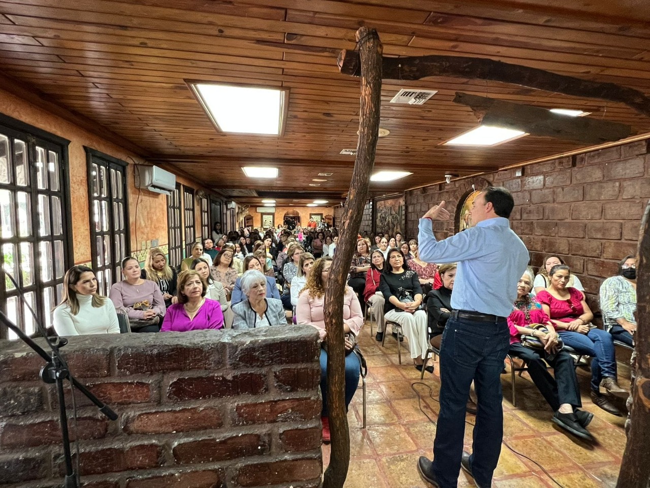 Presentan organismos civiles proyectos a favor de la mujer ante la SIDS