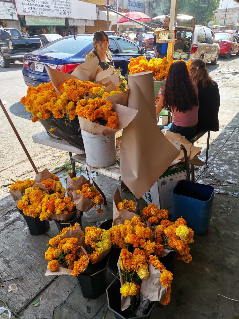 Vendedores de flores confían en repunte de ventas