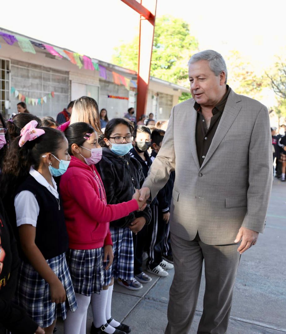Trabajo unido, clave para apoyar la educación en Saltillo: Chema Fraustro