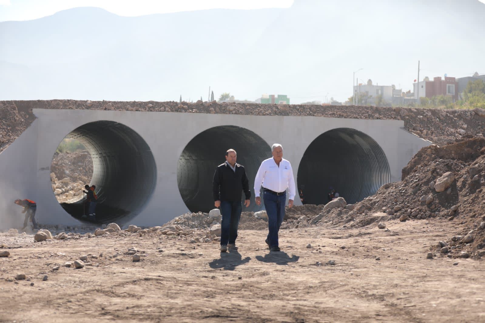 Supervisa Chema Fraustro avance de nuevo puente vehicular