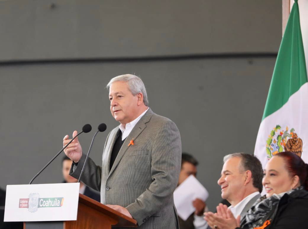 Otorgan mil 200 becas para mujeres en Saltillo