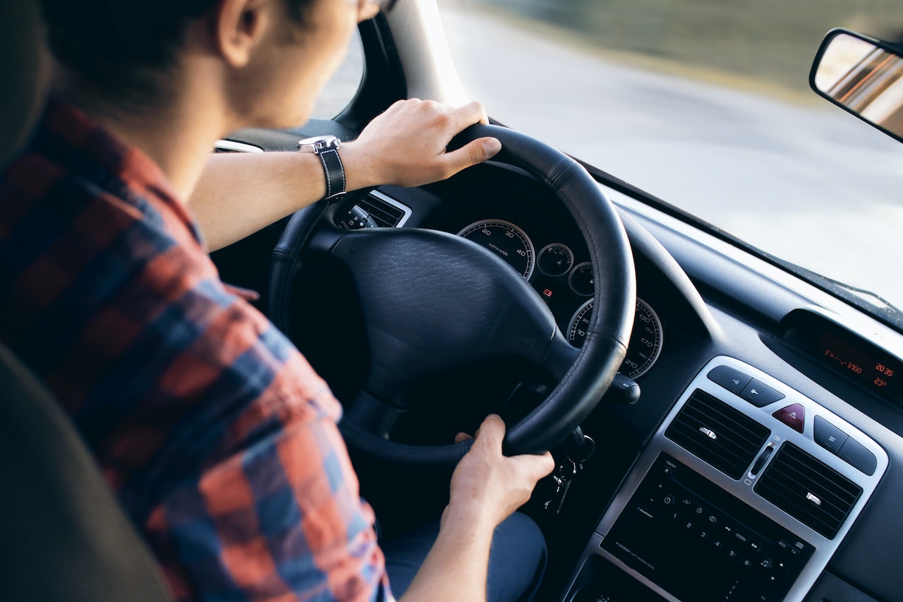 Exhortan a automovilistas a utilizar páginas oficiales para trámites de derechos vehiculares