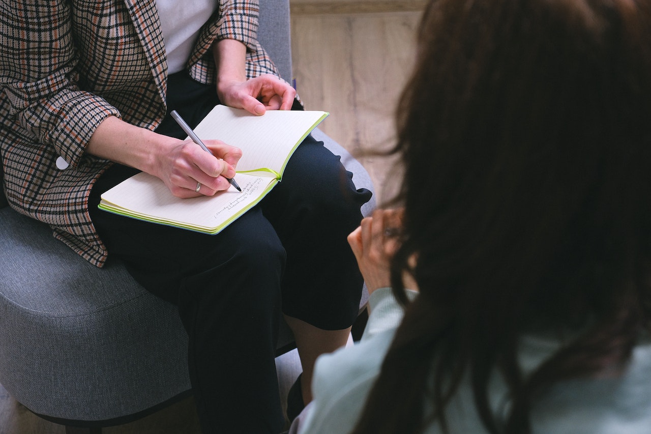 Mujeres solicitan más atención psicológica