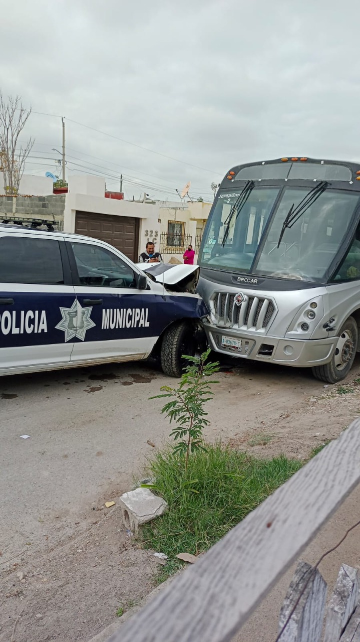 Choca patrulla… ¡con camión estacionado!