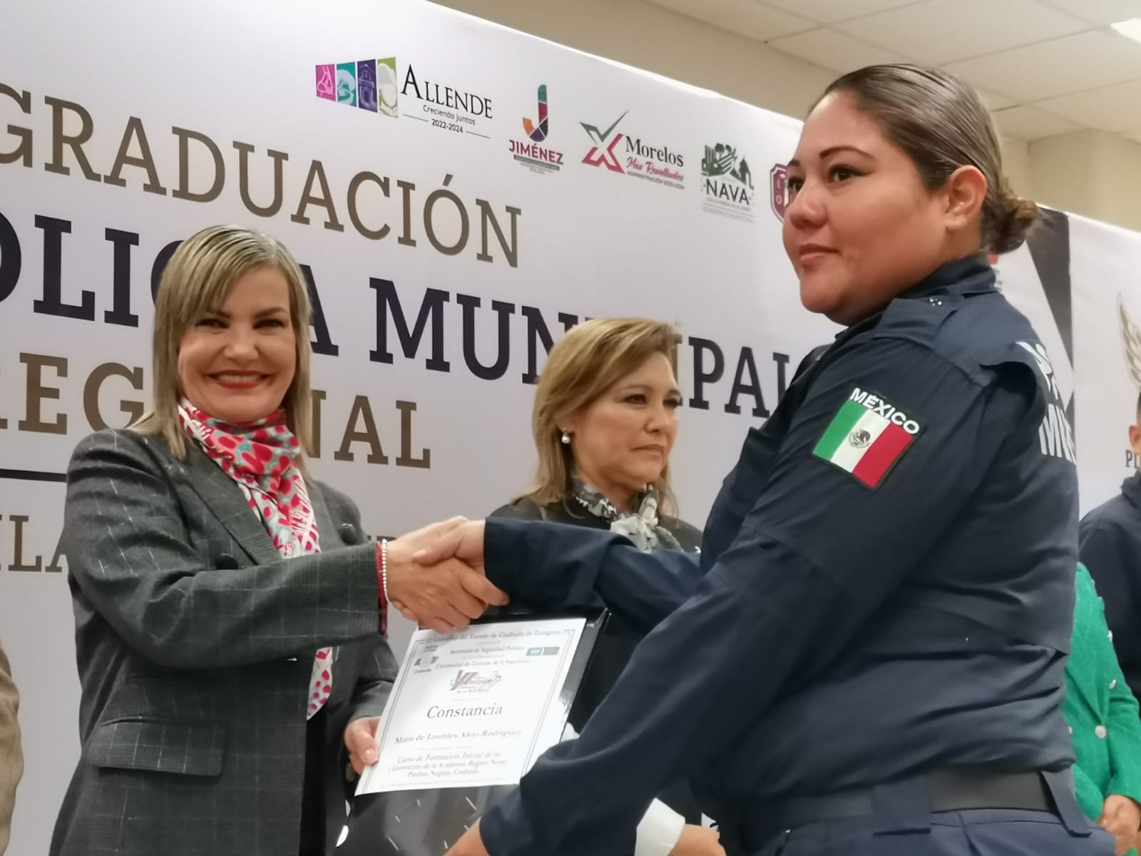 Se gradúa la primera generación de policía municipal de la Academia Regional