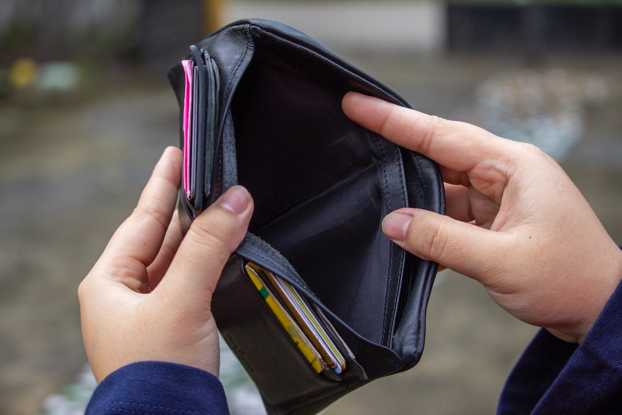 Ajustarán salarios de empleados