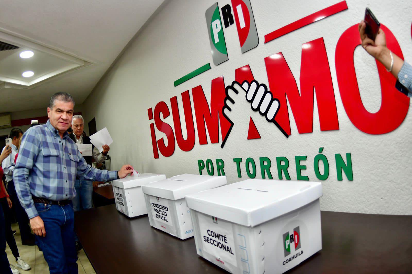 Vota Riquelme en elección interna del PRI