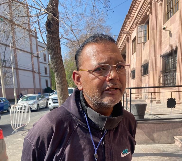Maltratan a saltillense empleados de la CFE