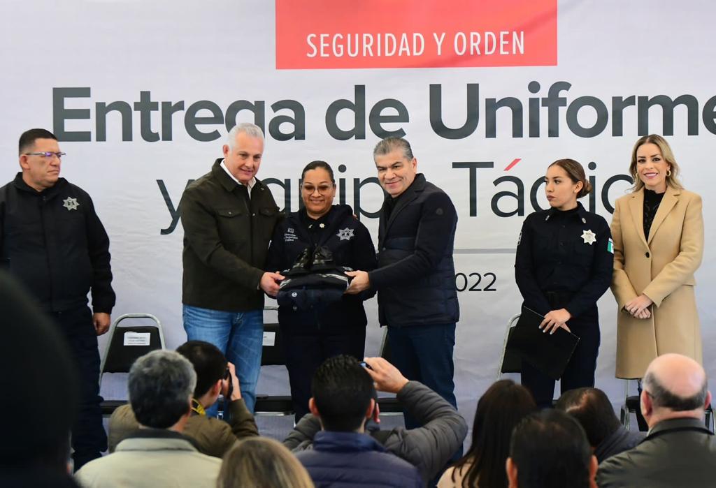 Entregan Riquelme y Román uniformes y equipo táctico a policías de Torreón