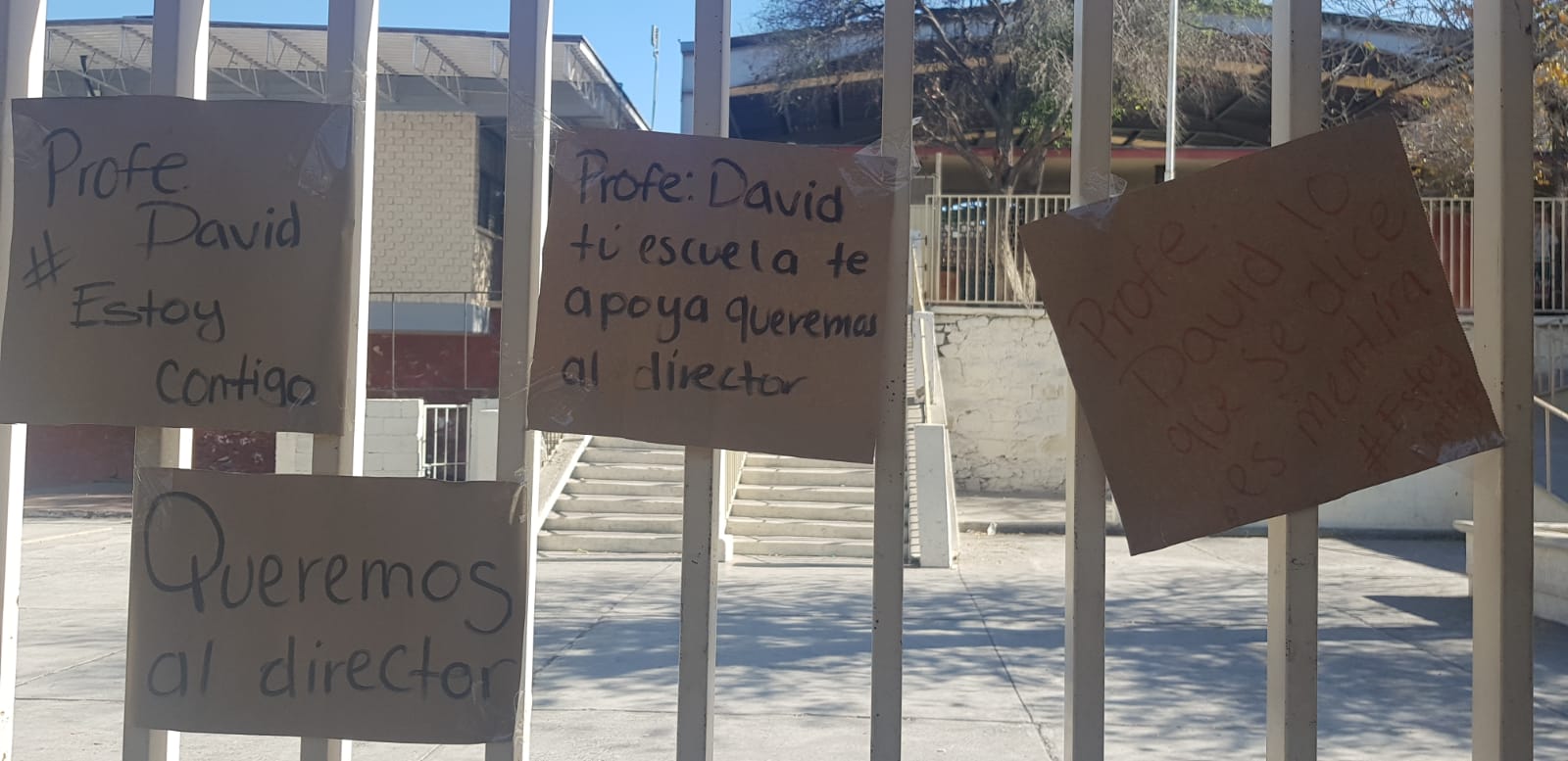 Se solidarizan maestros y padres con docente suspendido