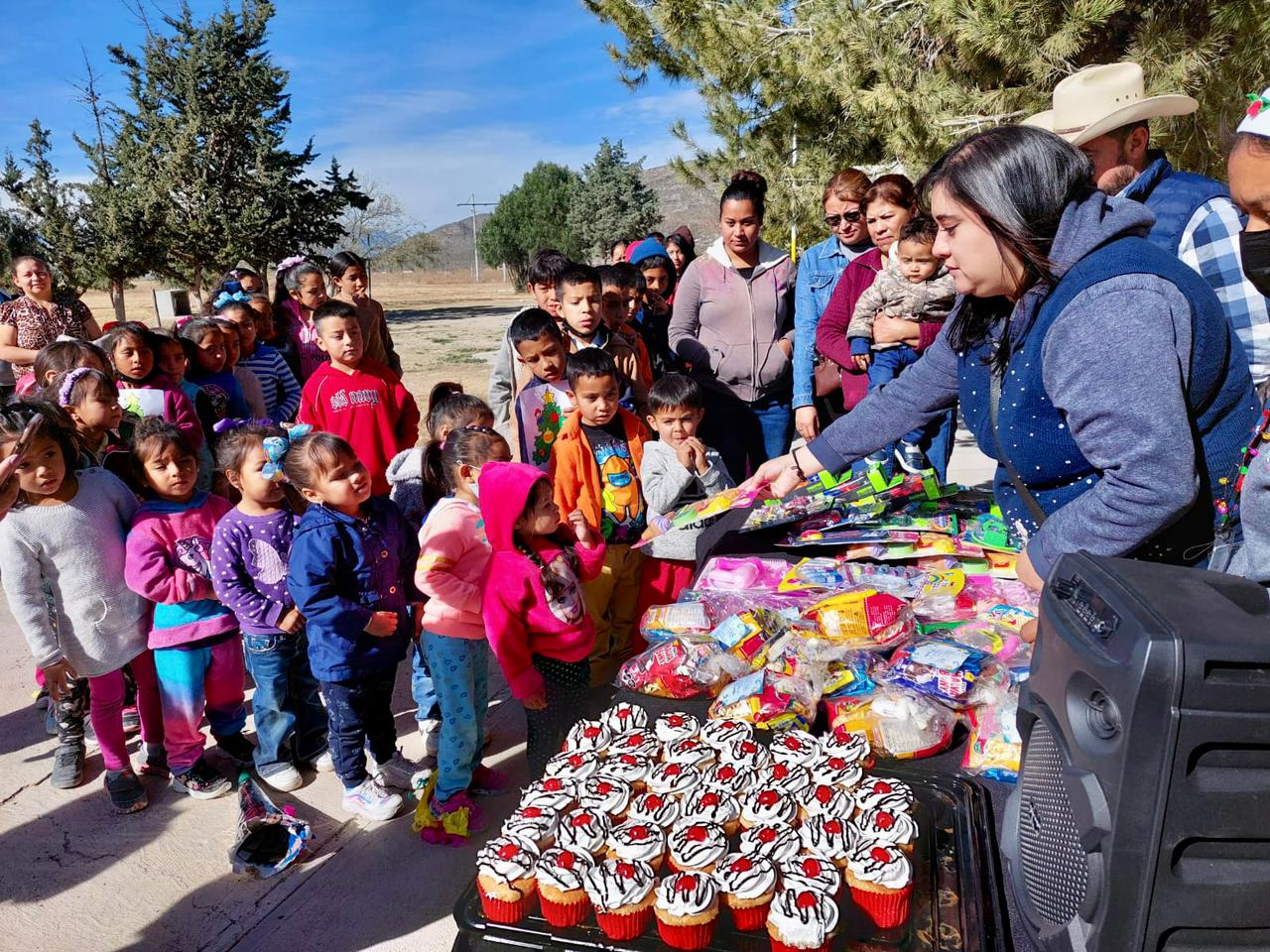 Llevan Gobierno Municipal y DIF Saltillo alegría a zonas rurales