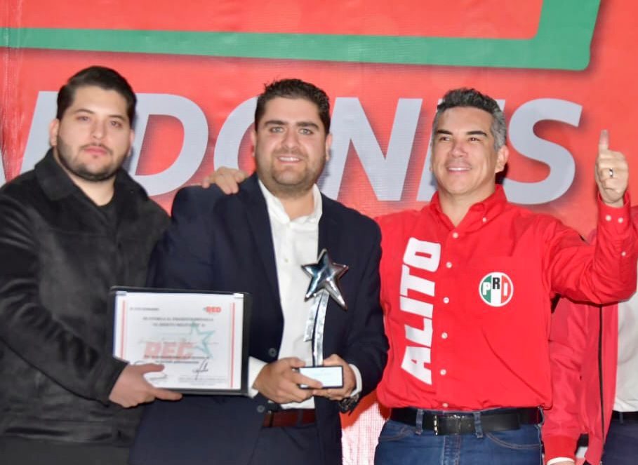 Reconoce Red de Jóvenes Por México a Eduardo Medrano