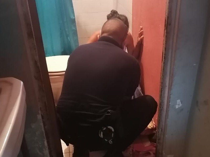 Joven da a luz en el baño de su casa