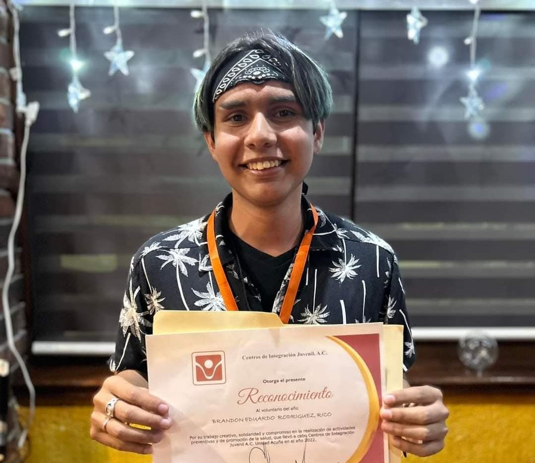 Alumno de EMSAD recibe medalla al voluntario del año