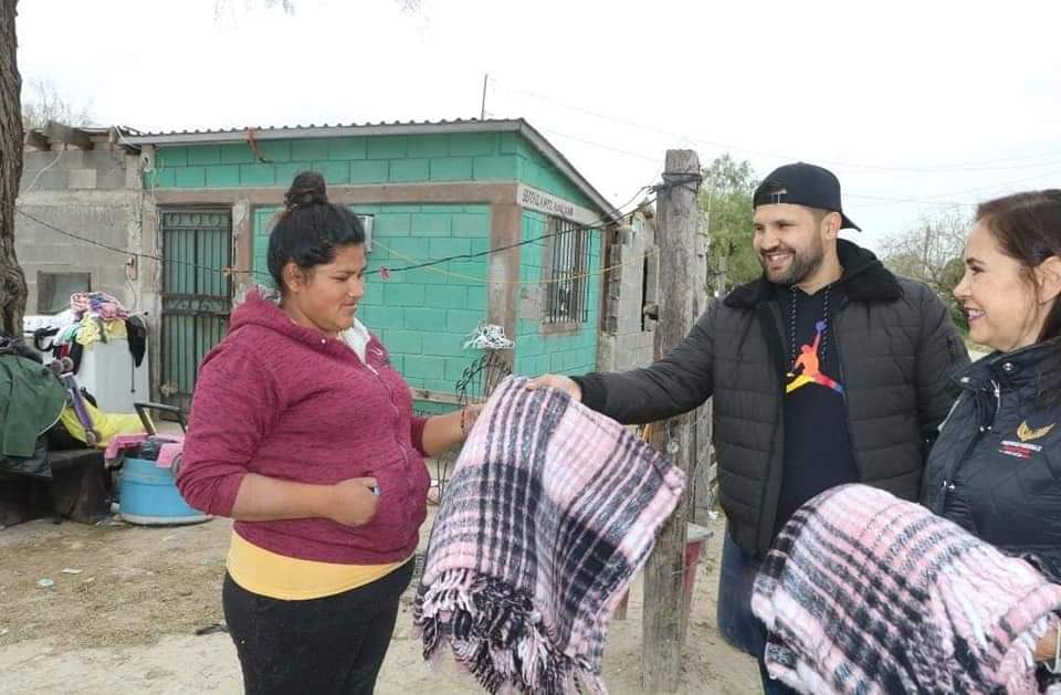 Entregan cobertores y vales de gas a familias nigropetenses