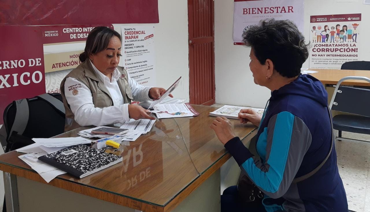 Entregan a adultos mayores tarjeta INAPAM