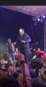 Mayito López alcalde de San Juan de Sabinas avienta billetes en su festejo de cumpleaños