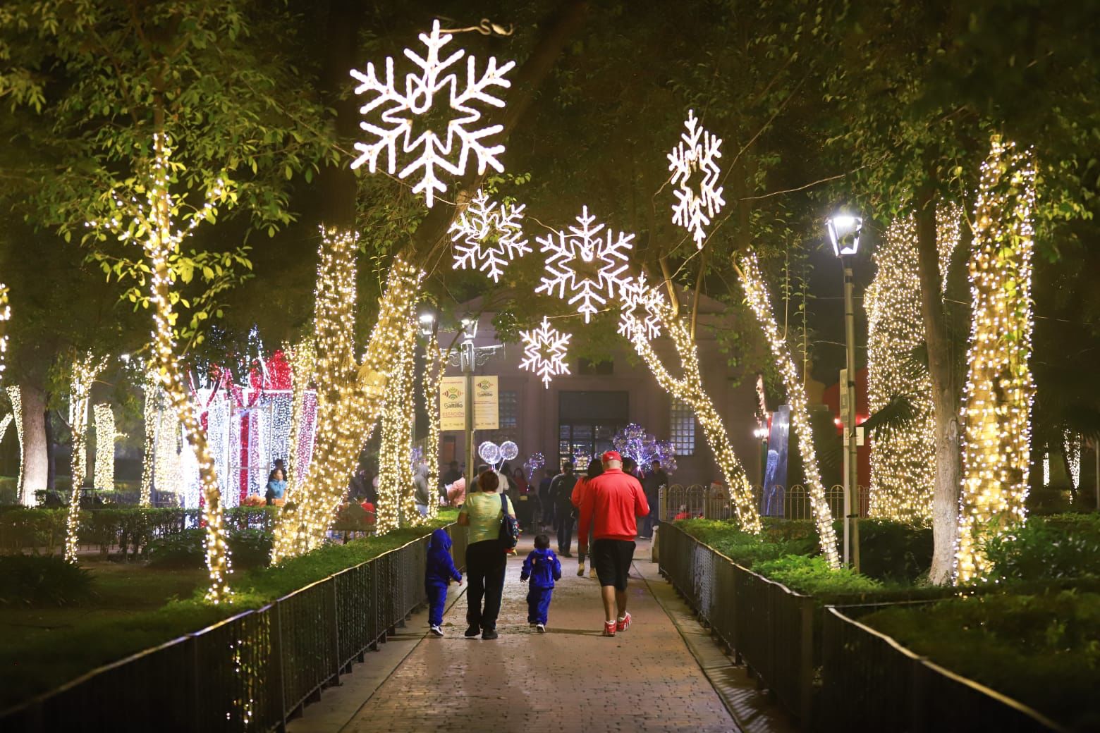 Enciende Saltillo su alumbrado navideño