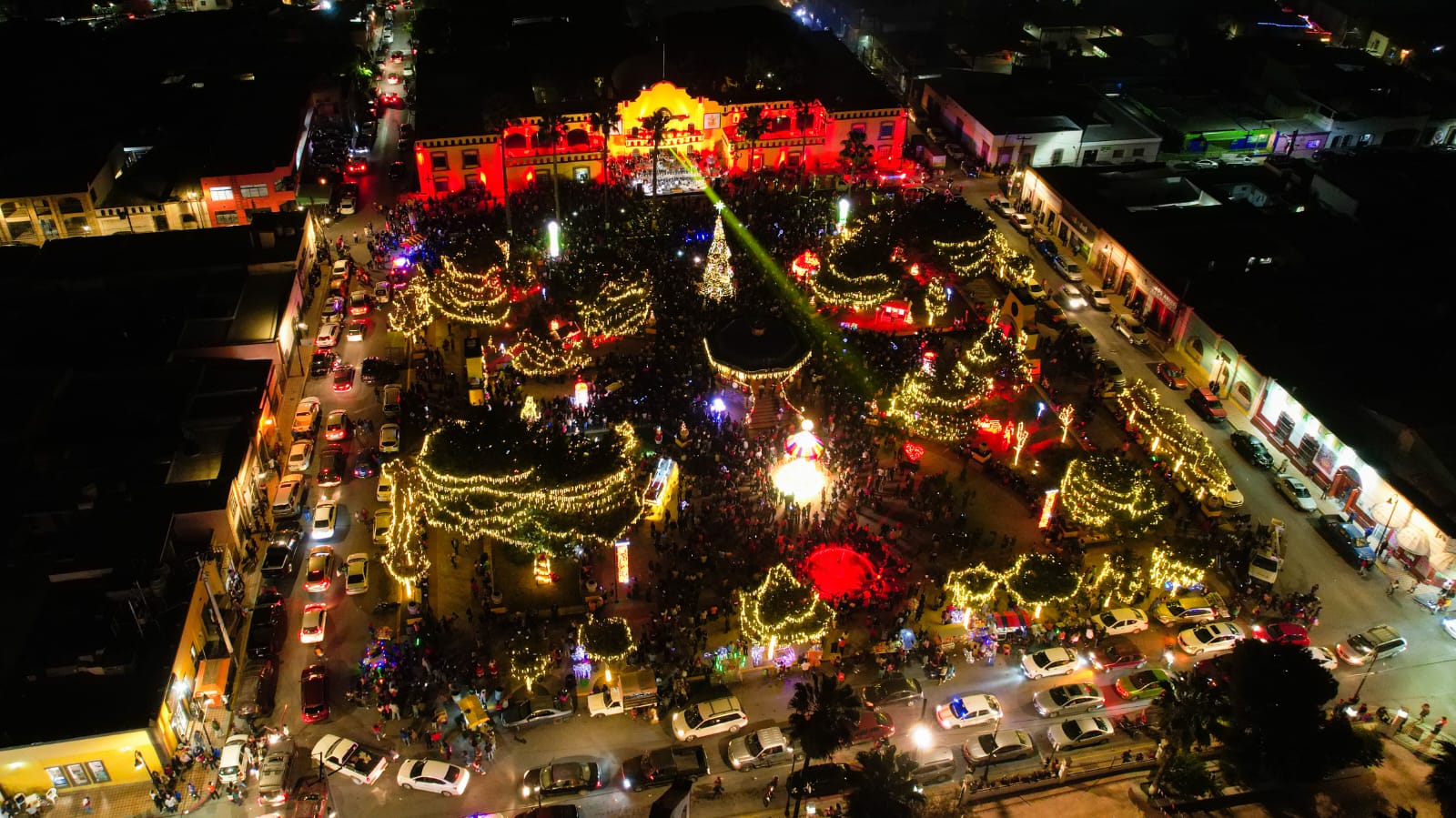 Especacular encendido del Pino Navideño en Ramos Arizpe