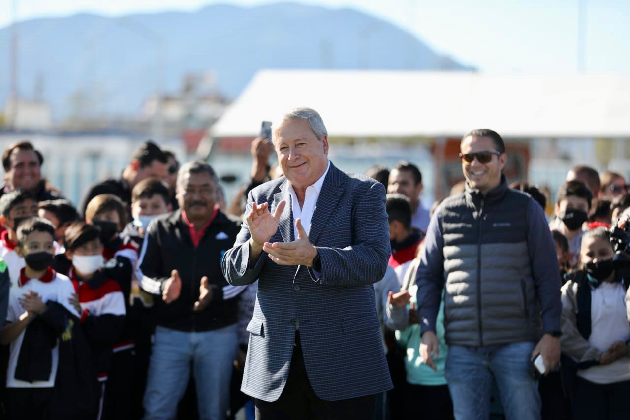 Entregan Chema Fraustro y Riquelme más canchas deportivas