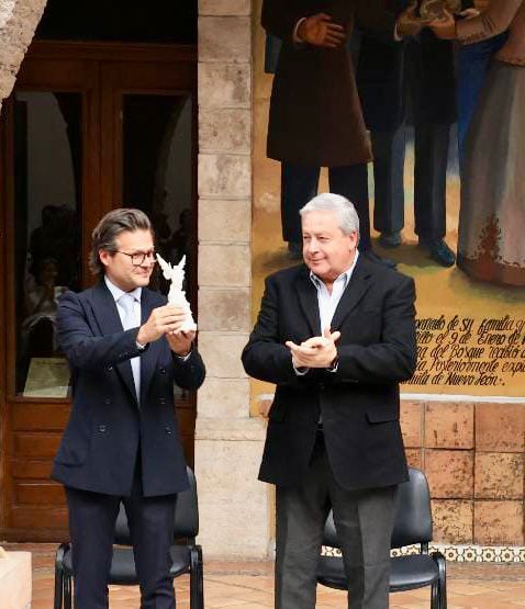 Galardona Saltillo a Natanael Espinoza; recibe presea Manuel Acuña