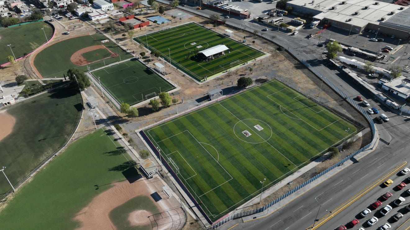 Agradecen saltillenses rehabilitación de canchas en Parque Jesús Carranza