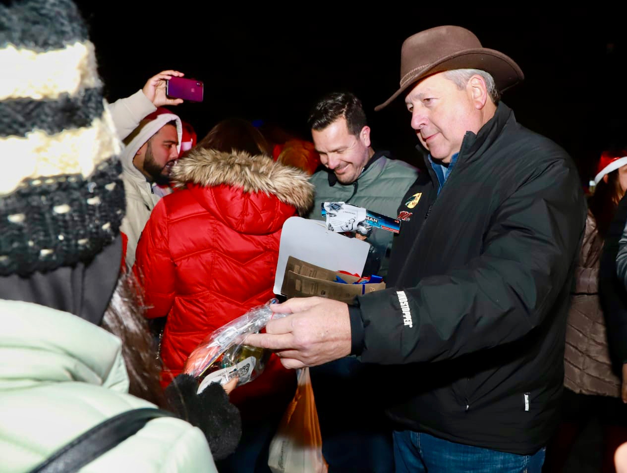 Encabeza alcalde Chema Fraustro caravana navideña con policías municipales