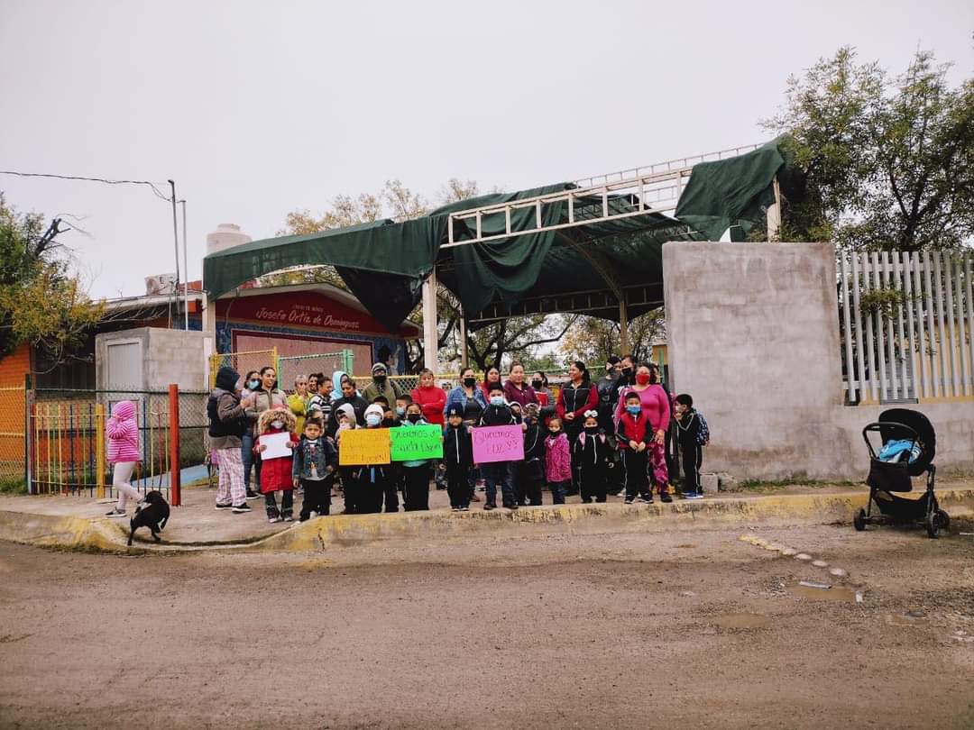 Madres de familia de la Villa de Esperanzas tomaron Kínder porque están sin luz