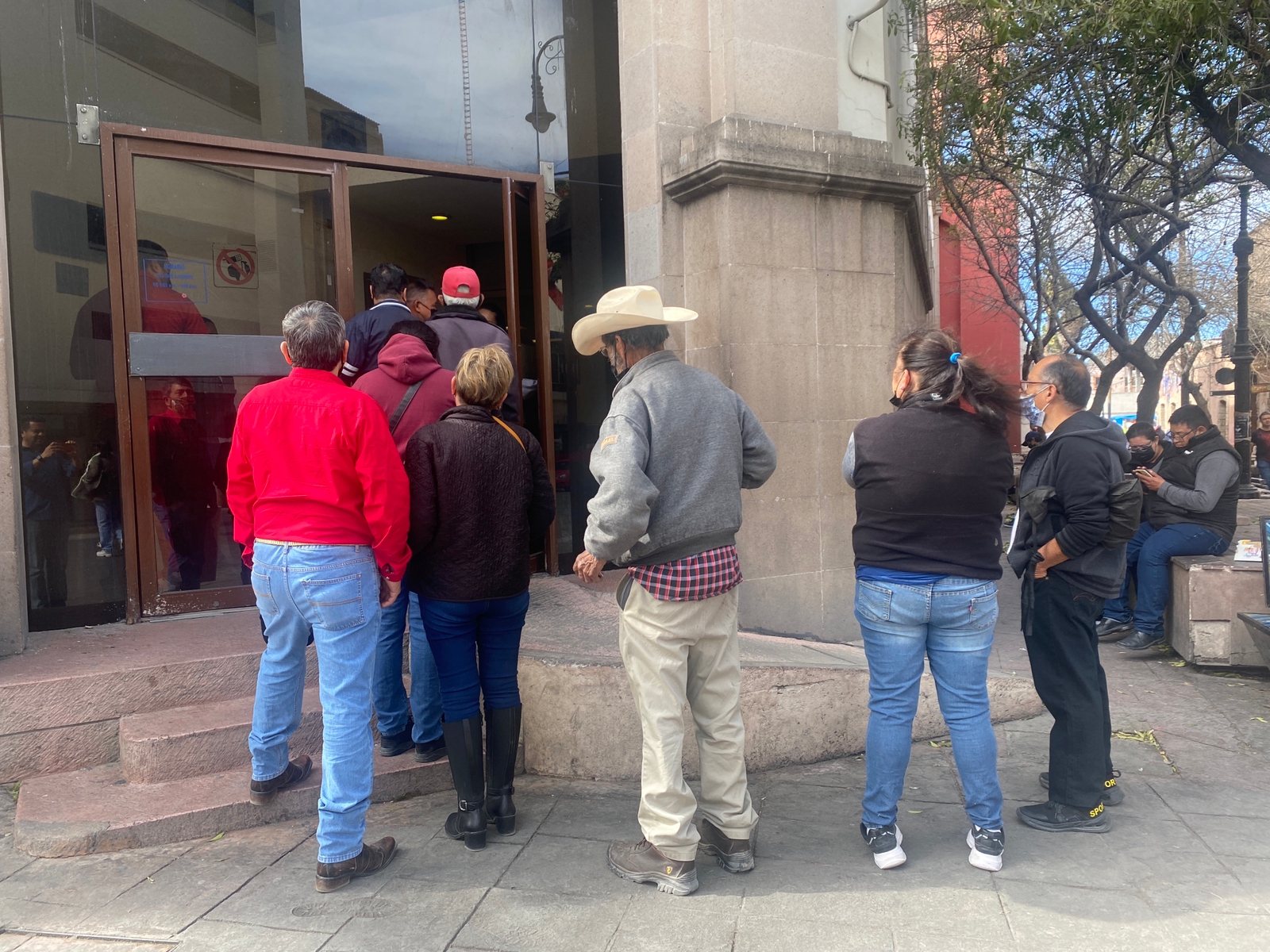 Sorprenden bancos a pensionados; les cobran seguro de vida