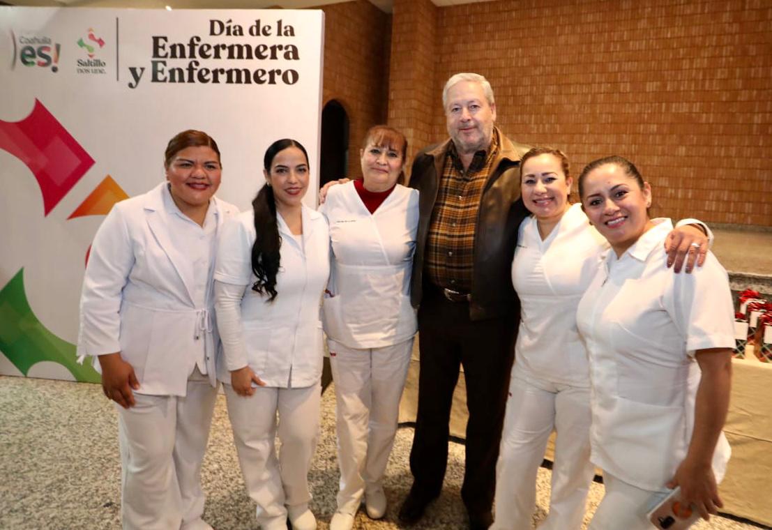 Reconoce Chema Fraustro a enfermeras y enfermeros en su día