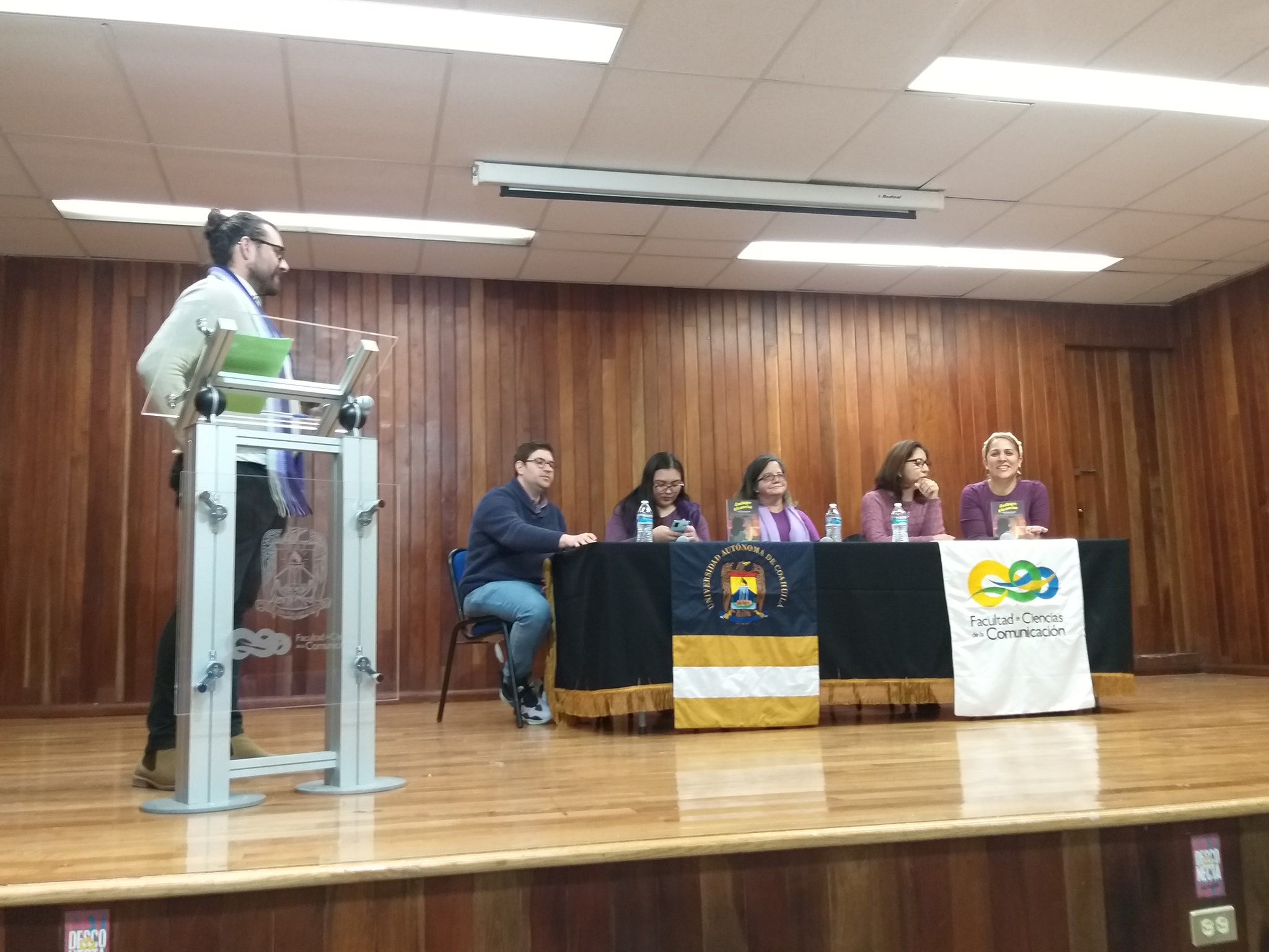 Presentan ‘El milagro y la sonrisa’ en Ciencias de la Comunicación