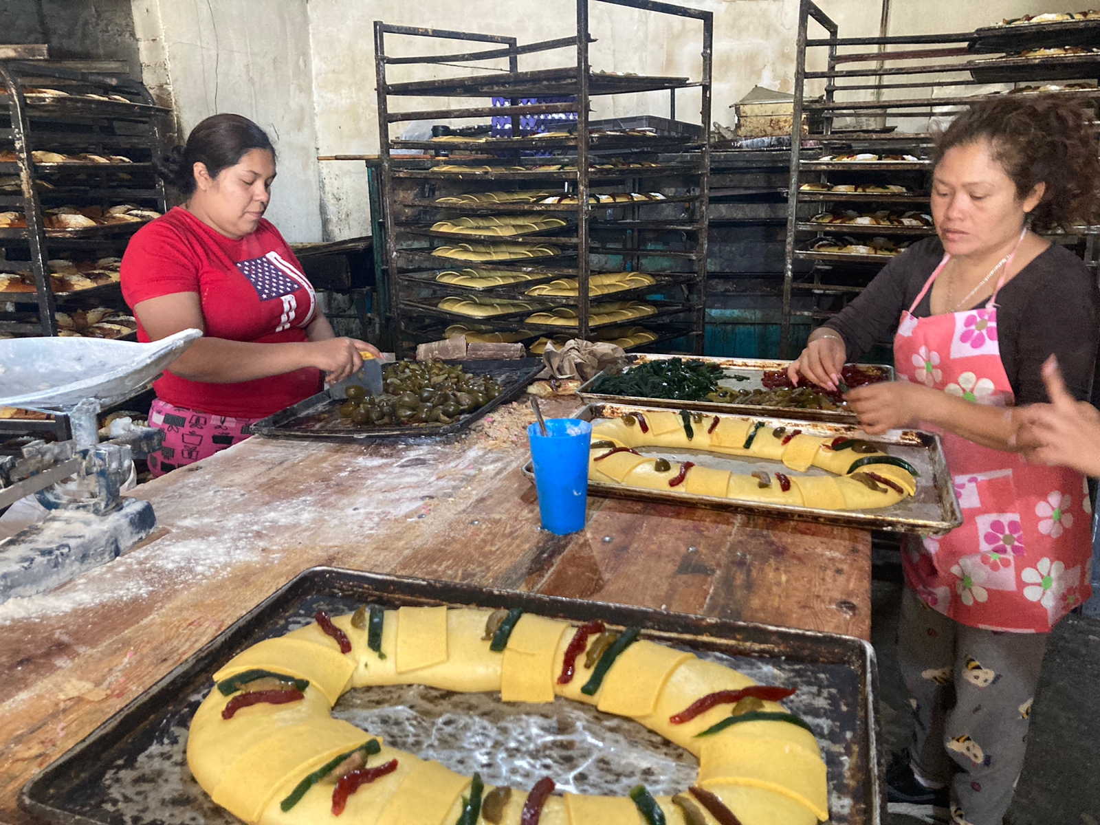 Elaboran roscas artesanales en panaderías familiares