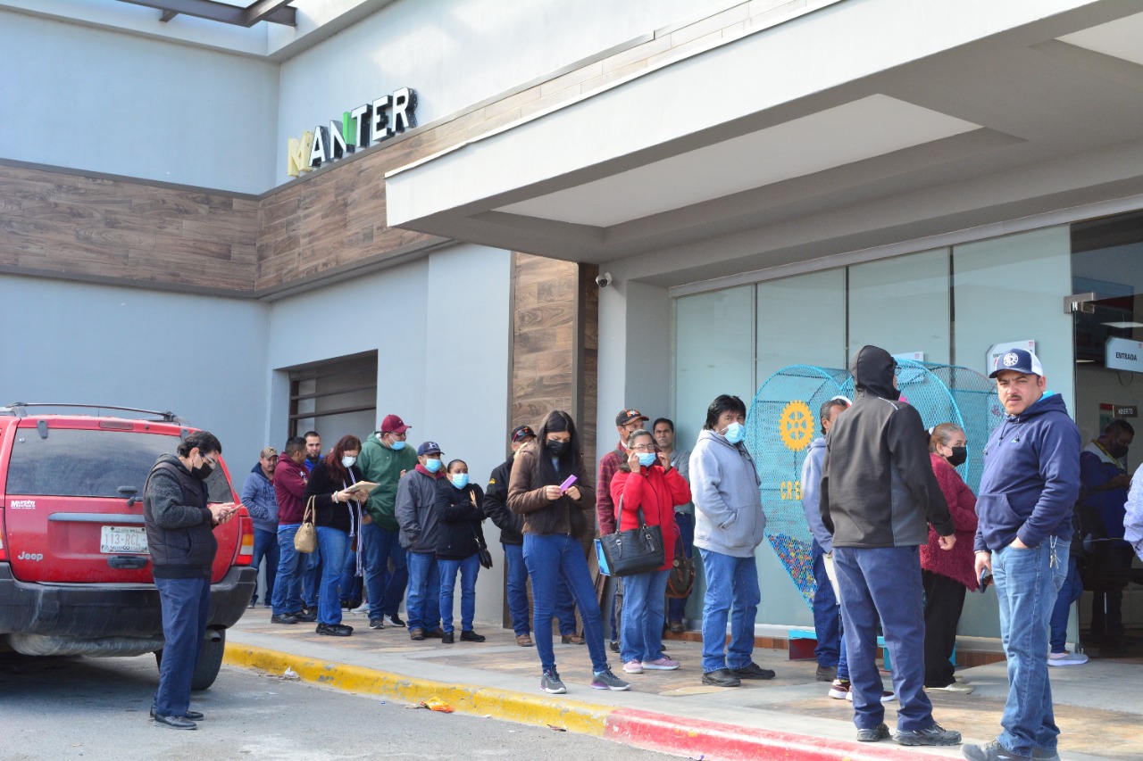 Saturan oficinas de Infonavit en último día para conversión de créditos a pesos