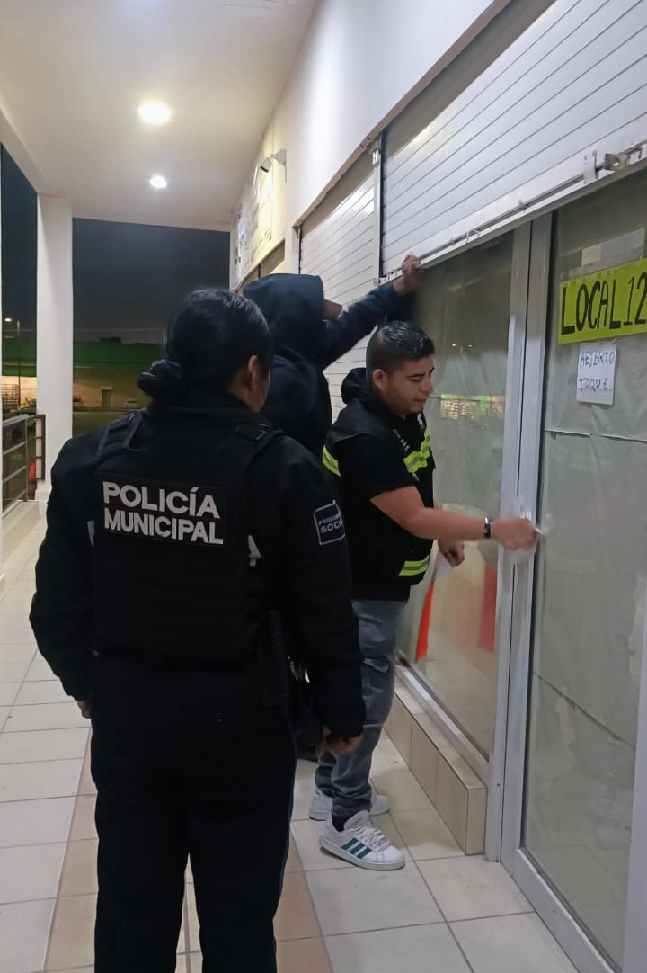 Clausuran cabinas clandestinas en plaza comercial de Torreón