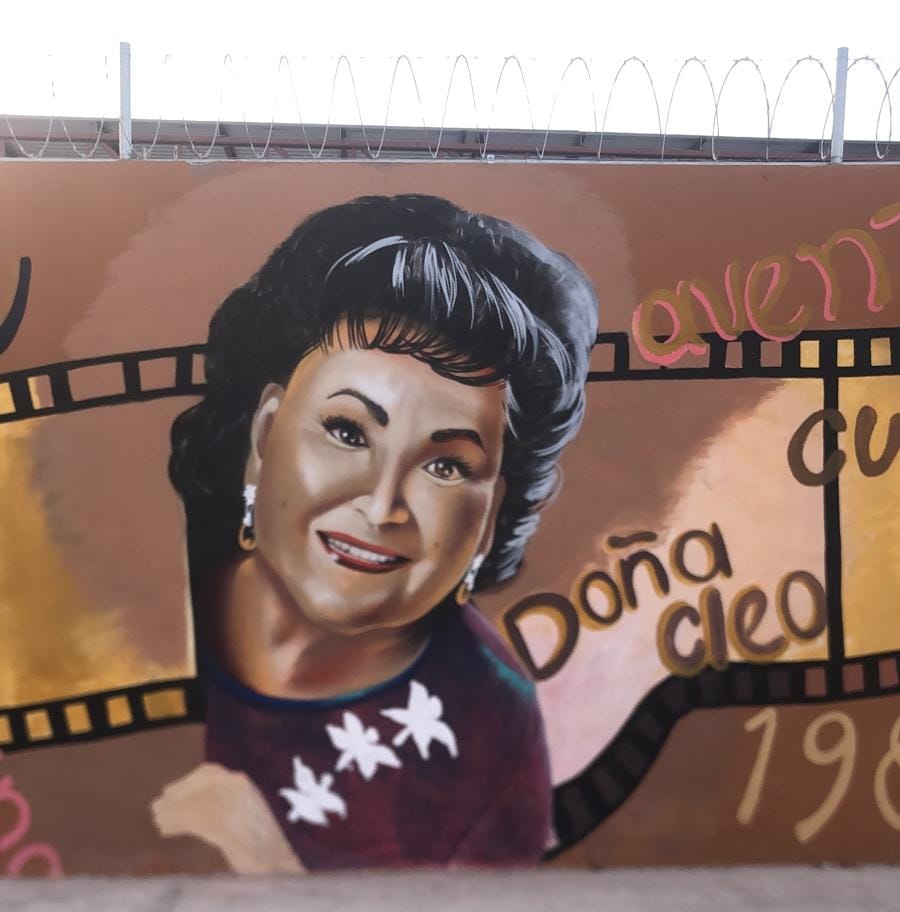 Agrega artista urbano detalles al mural en honor a Carmen Salinas