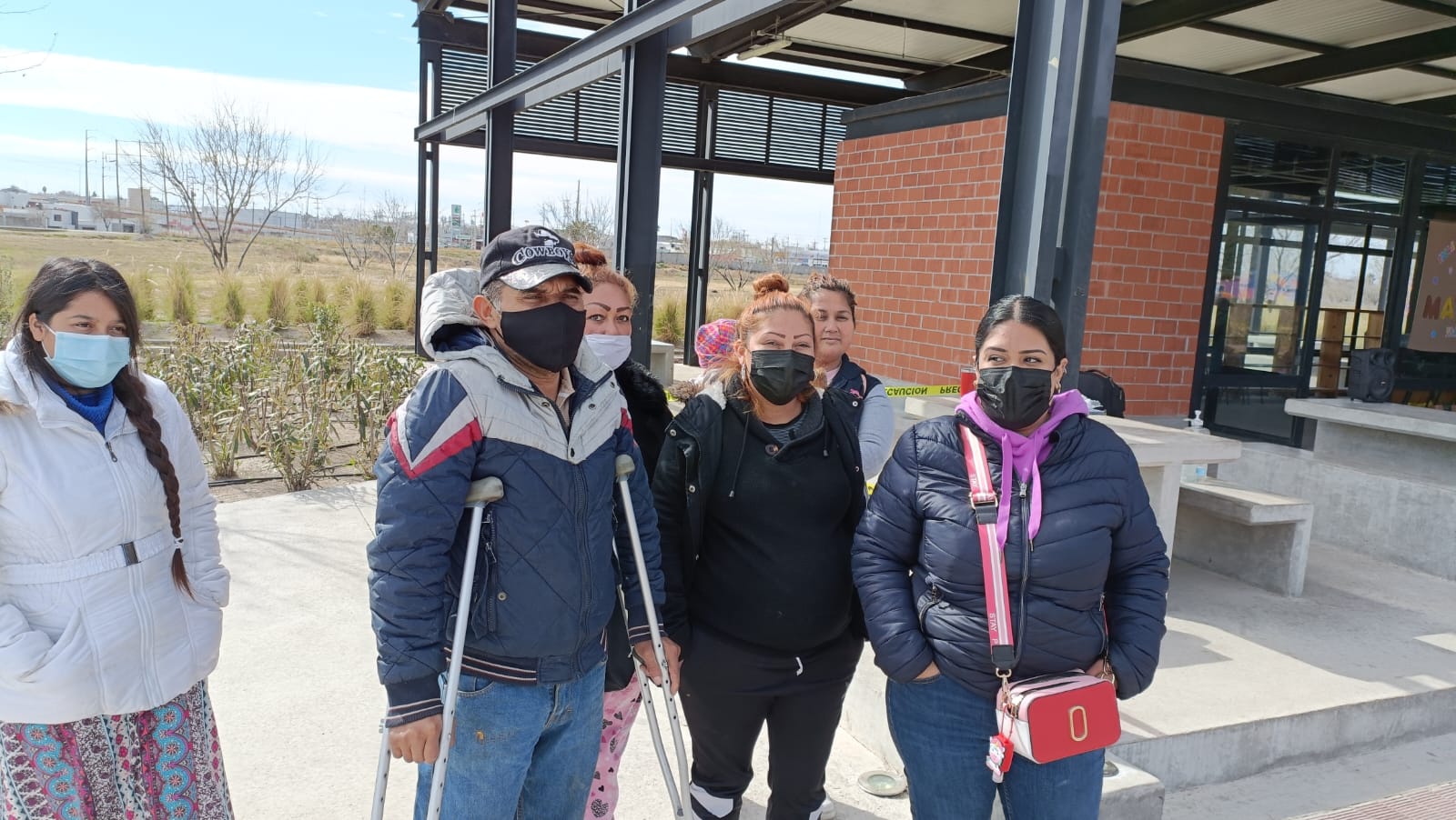 Exigen padres de familia rehabiliten escuela; alumnos estudian en parque recreativo