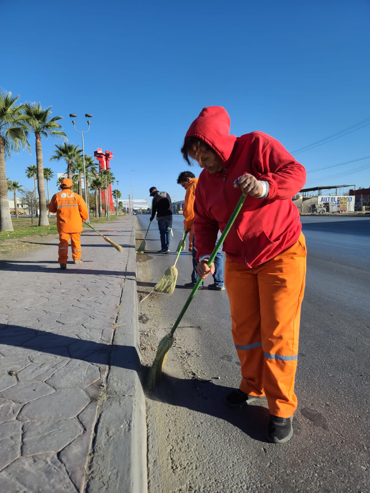 Realizan labores de limpieza en el Periférico de Torreón