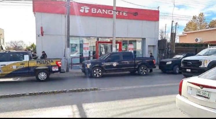 Roban cerca de medio millón de pesos a empleado de gasolinera afuera de Banorte