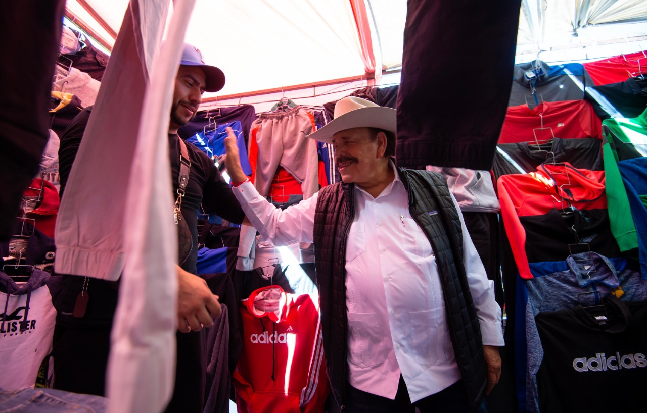 Recorre Armando Guadiana el mercado de la Bellavista; vecinos lo reciben con los brazos abiertos