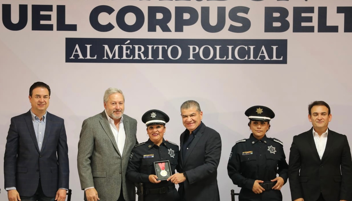 Entregan Alcalde y Gobernador Galardón al Mérito Policial