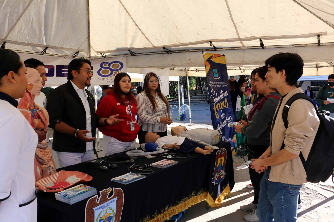 Participa CEUC en feria vocacional