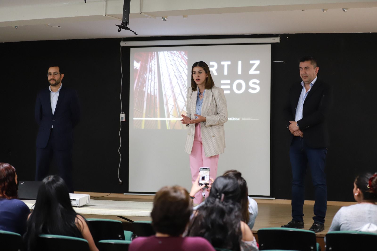 Capacitan a mujeres en temas fiscales