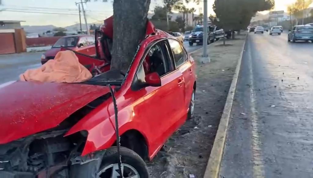 Choca su auto y lo parte en dos