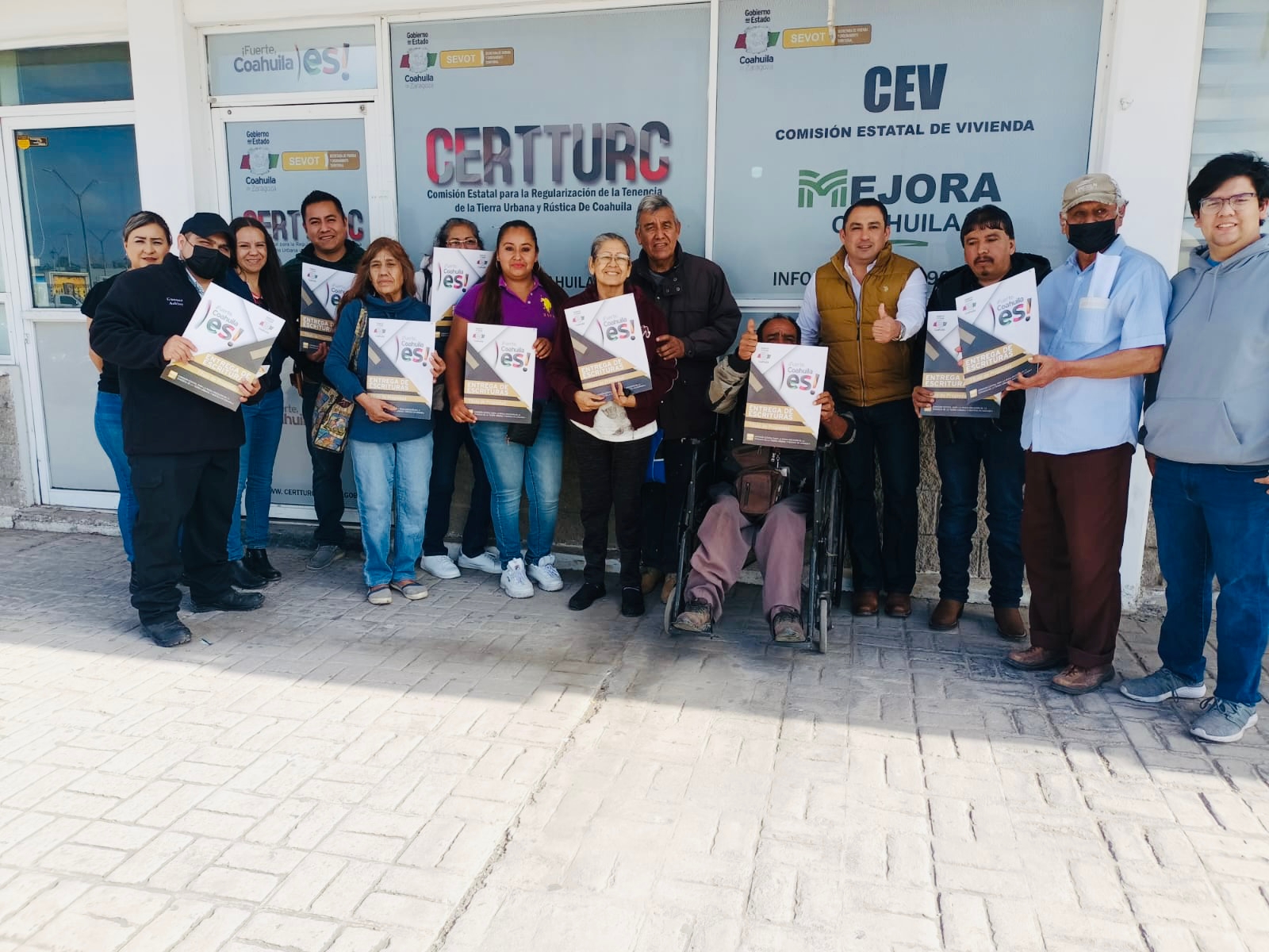 Entregan escrituras a familias de colonias ampliación Lázaro Cárdenas y Gobernadores