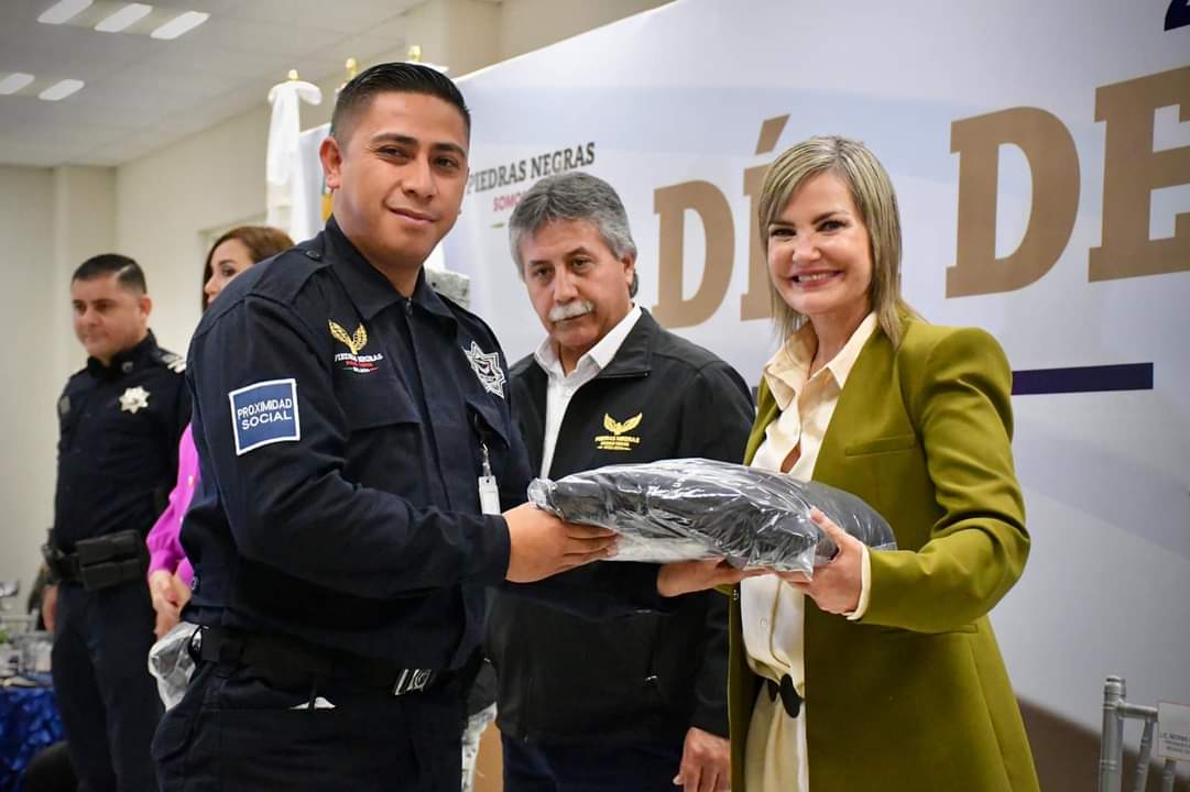 Celebra la alcaldesa Norma Treviño a los policías en su día
