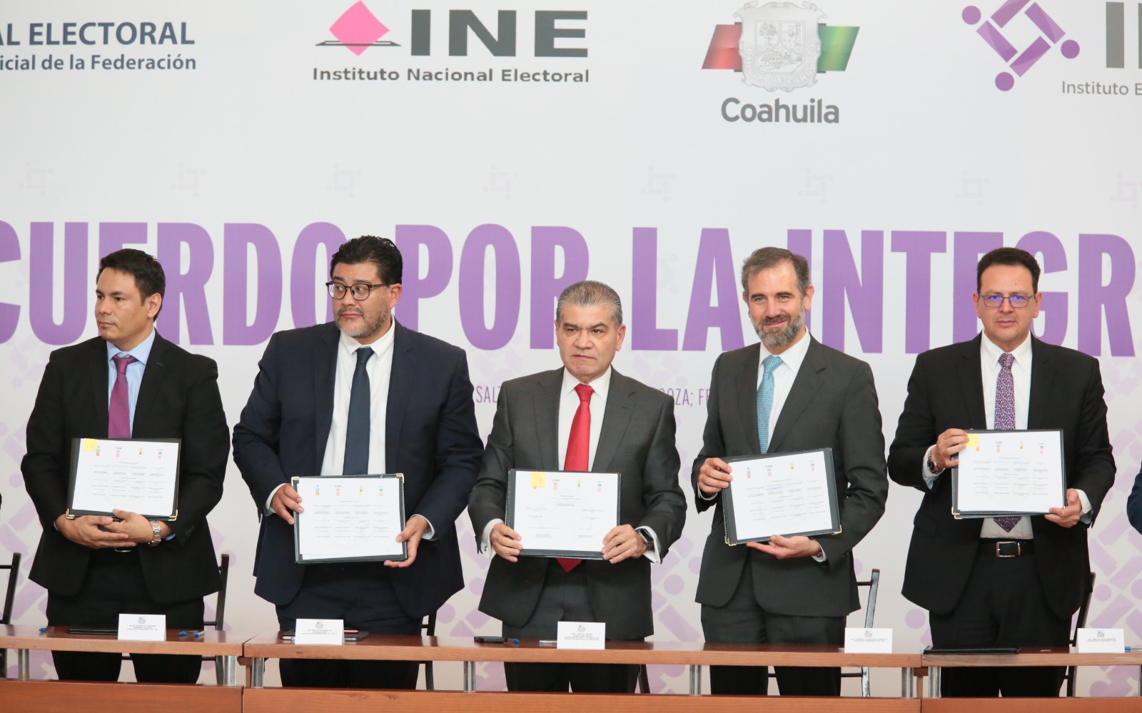 Firman acuerdo por la integridad electoral