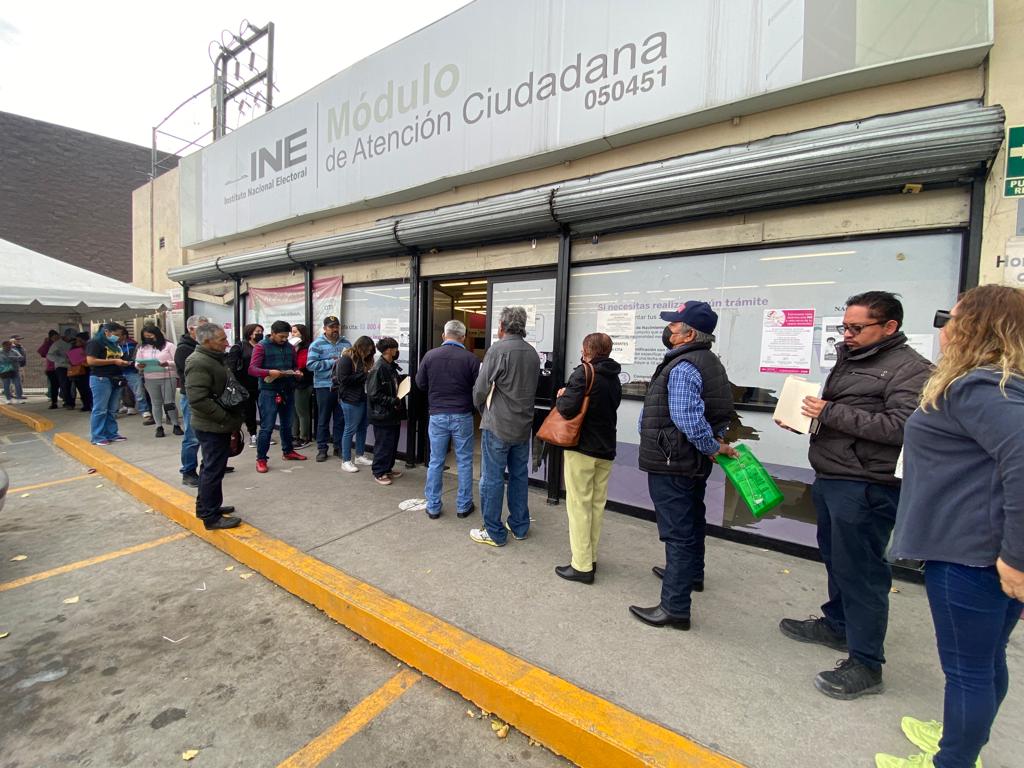 Abarrotan INE en último día para actualizar credencial