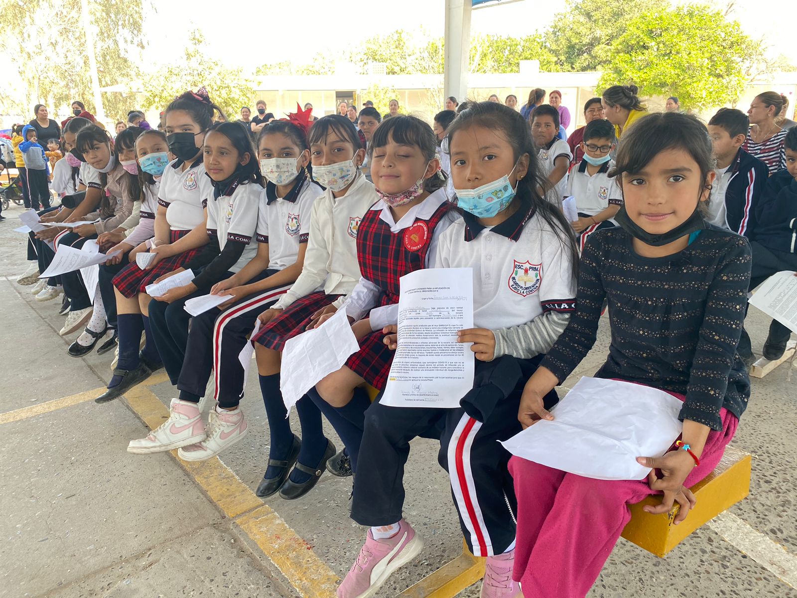 Vacunan en escuelas a alumnos vs covid con autorización de sus padres