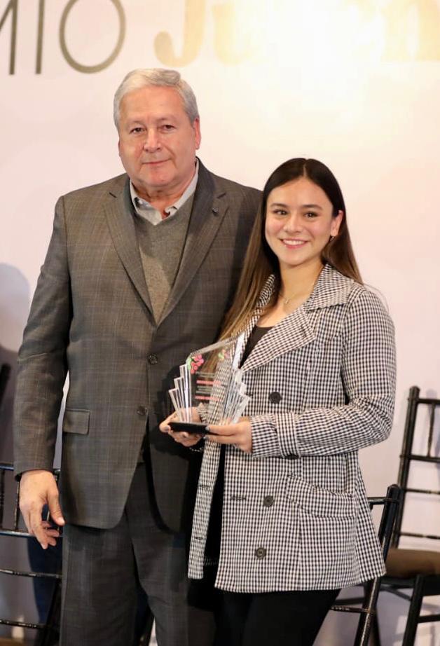 Entrega Chema Fraustro Premio Municipal de la Juventud